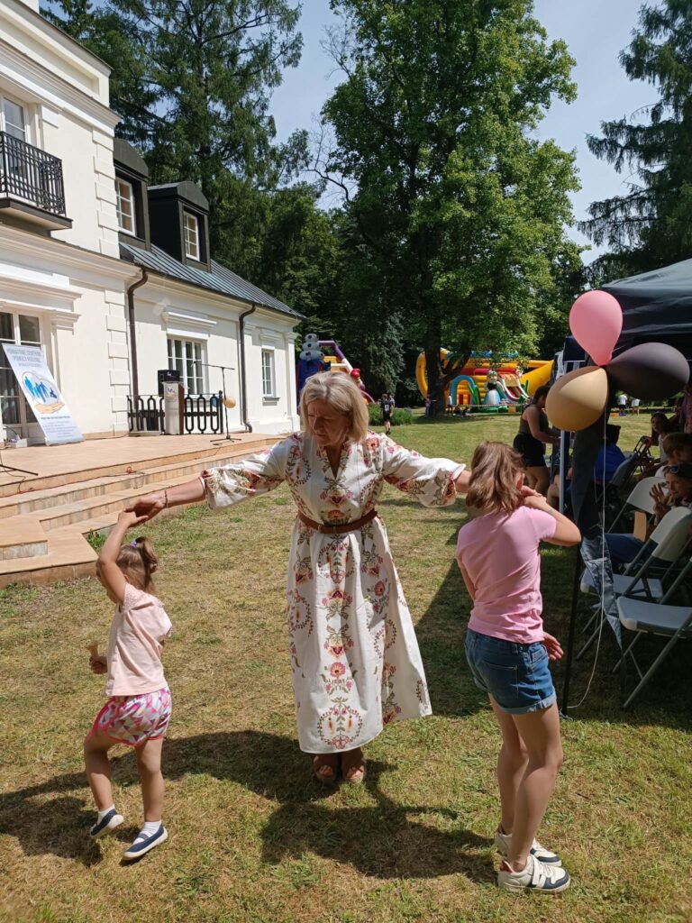 Dyrektor PCPR tańczy z dziećmi