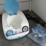 Zdjęcie prezentujące inhalator tłokowy do aerozoloterapii z nebulizatorem