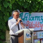 Starosta przemawiający do uczestników pikniku