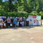 Starosta Bialski Dyrektor PCPR i rodziny zastępcze pozują do wspólnego zdjęcia na scenie