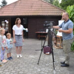Opiekun zastępczy wraz z dziećmi udziela wywiadu dla prasy