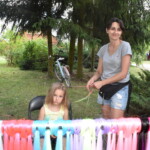 Dziewczynka dla której Pani zaplata warkocz z syntetycznych włosów.