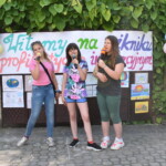 Trzy dziewczyki śpiewają na scenie