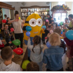 dzieci bawią się z animatorem